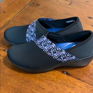 NWOT Croc Wedges Sz 6